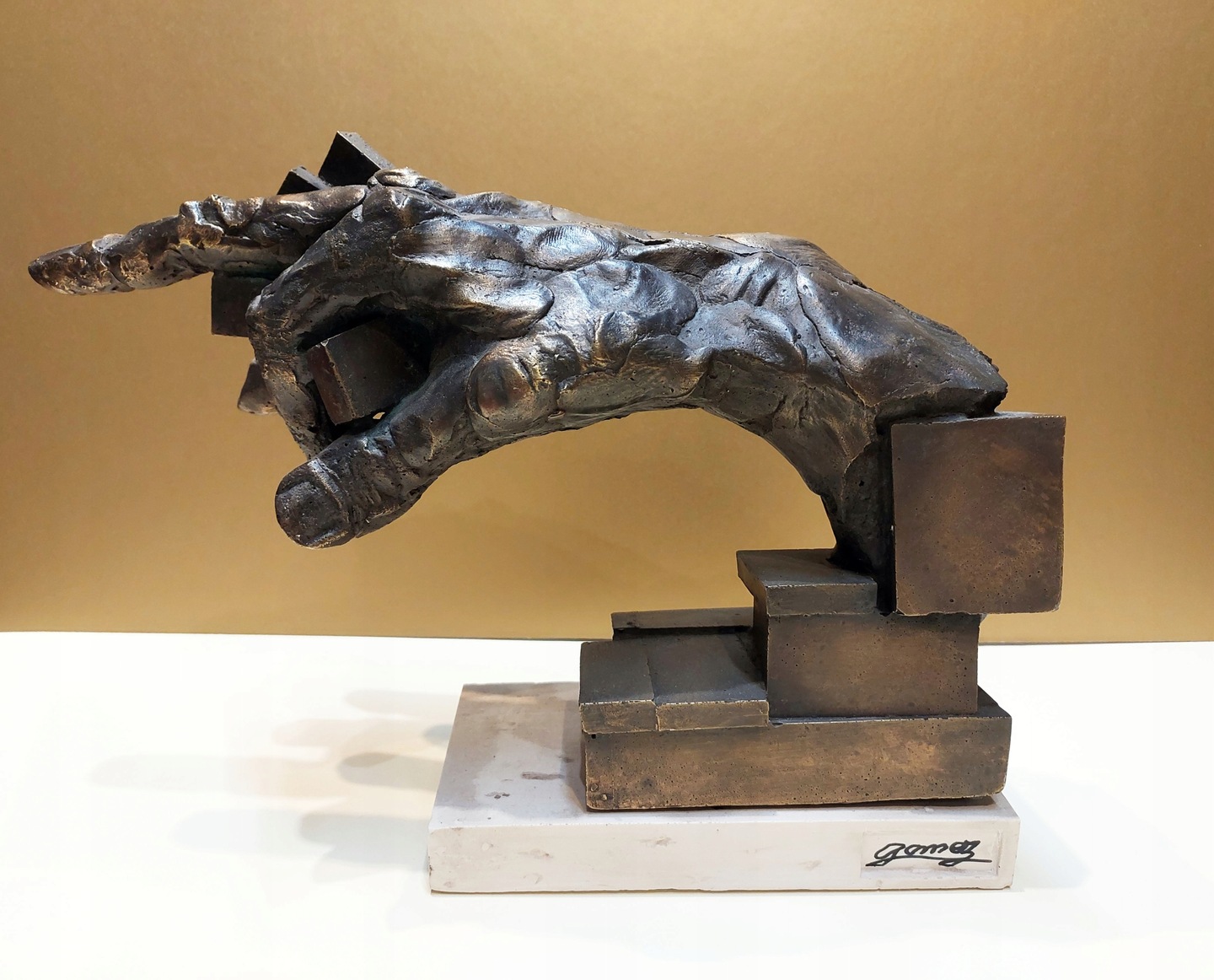 Manos Cubo (31 x 12 x 19 cm) &mdash; Andres Gomez