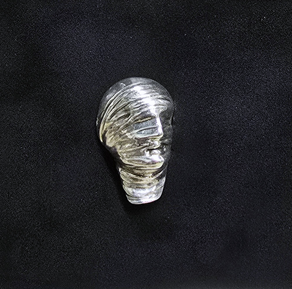 Zawieszka "Testa Addormentata" &mdash; Igor Mitoraj